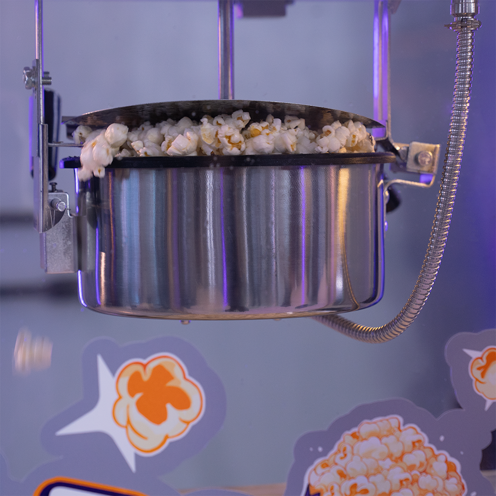 Fotografias da Pipoqueira Elétrica para Festas da Cetro estourando pipocas salgadas e doces.