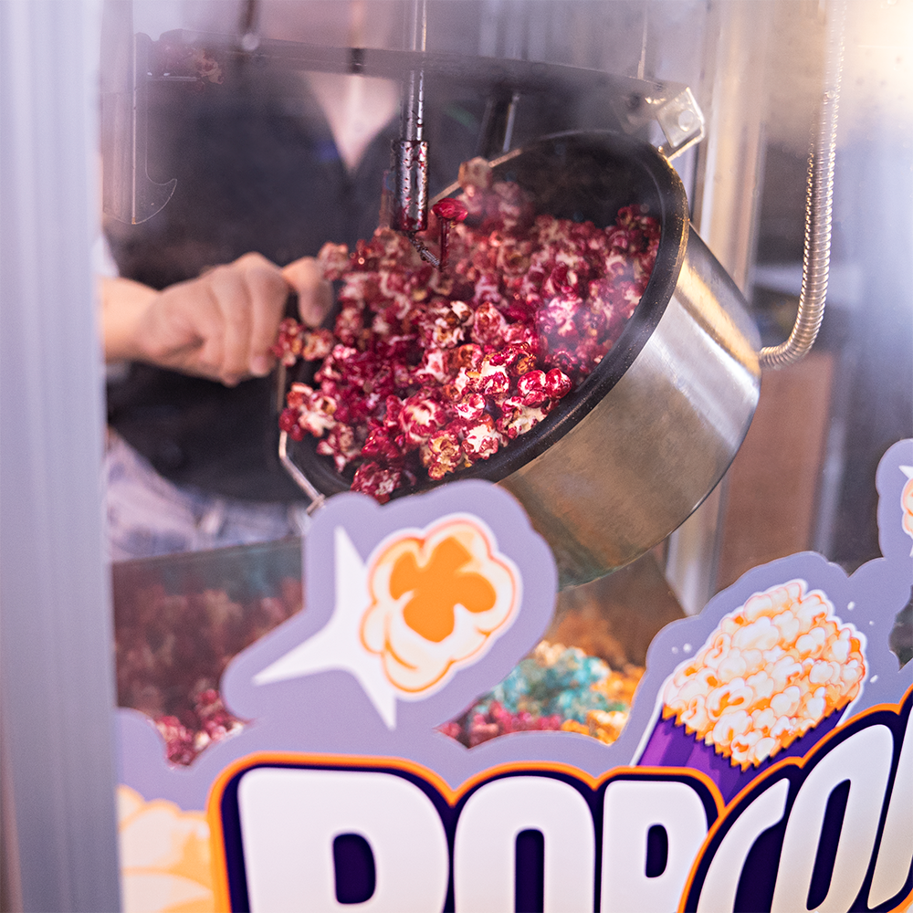 Fotografias da Pipoqueira Elétrica para Festas da Cetro estourando pipocas salgadas e doces.