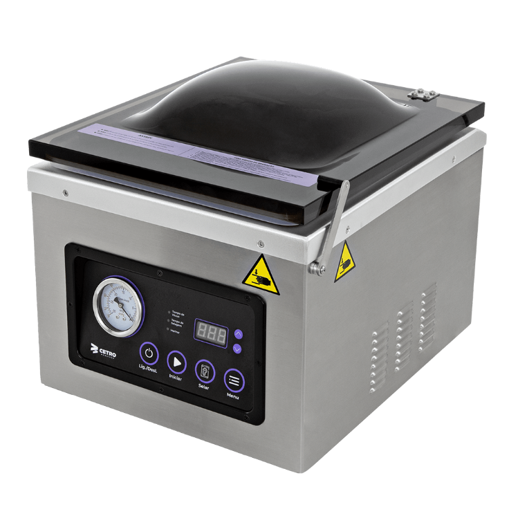 Fotografias da Seladora a Vácuo CCVS 300 T M da Cetro selando uma embalagem plástica com camarões.