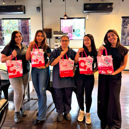 Fotografias das colaboradoras da Cetro recebendo o kit de beleza como presente de Dia Internacional da Mulher.