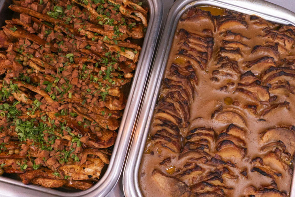 Fotografias dos pratos do almoço especial de Dia das Mulheres no Restaurante Cetro e das colaboradoras se servindo.
