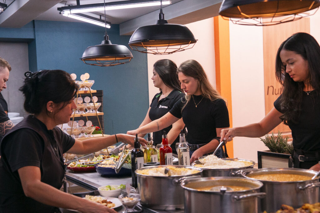 Fotografias dos pratos do almoço especial de Dia das Mulheres no Restaurante Cetro e das colaboradoras se servindo.