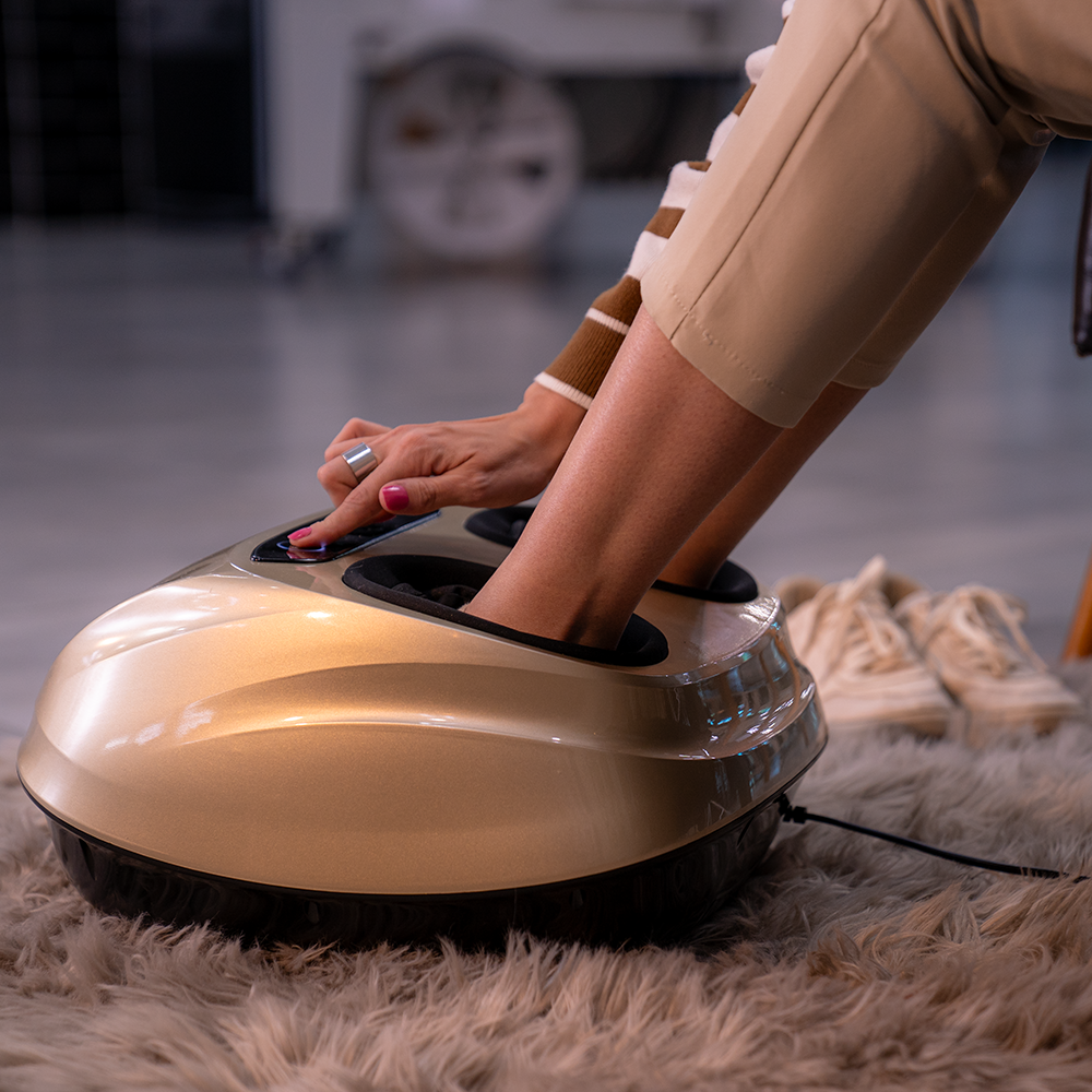 Fotografias de uma mulher sentada em uma poltrona e utilizando o Massageador para Pés C-RES7 Oasis Footspa 4000.