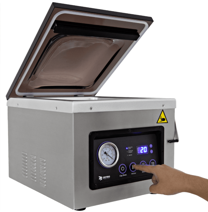 Fotografias da Seladora a Vácuo CCVS 300 T M da Cetro selando uma embalagem plástica com camarões.