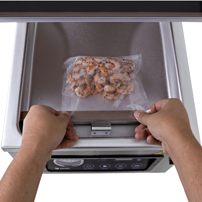 Fotografias da Seladora a Vácuo CCVS 300 T M da Cetro selando uma embalagem plástica com camarões.