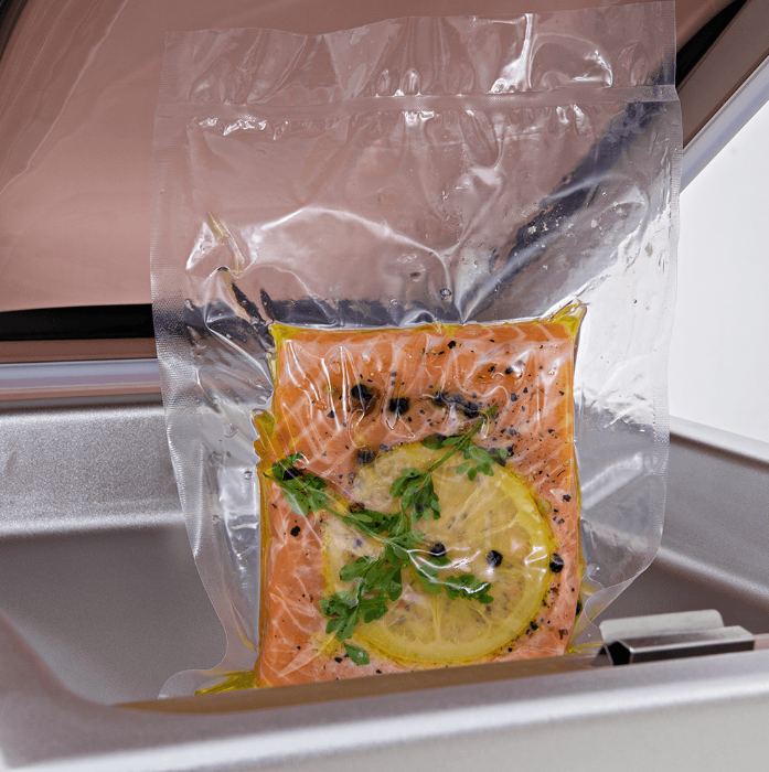 Fotografias da Seladora a Vácuo CCVS 300 T M da Cetro selando e marinando diferentes tipos de carnes.