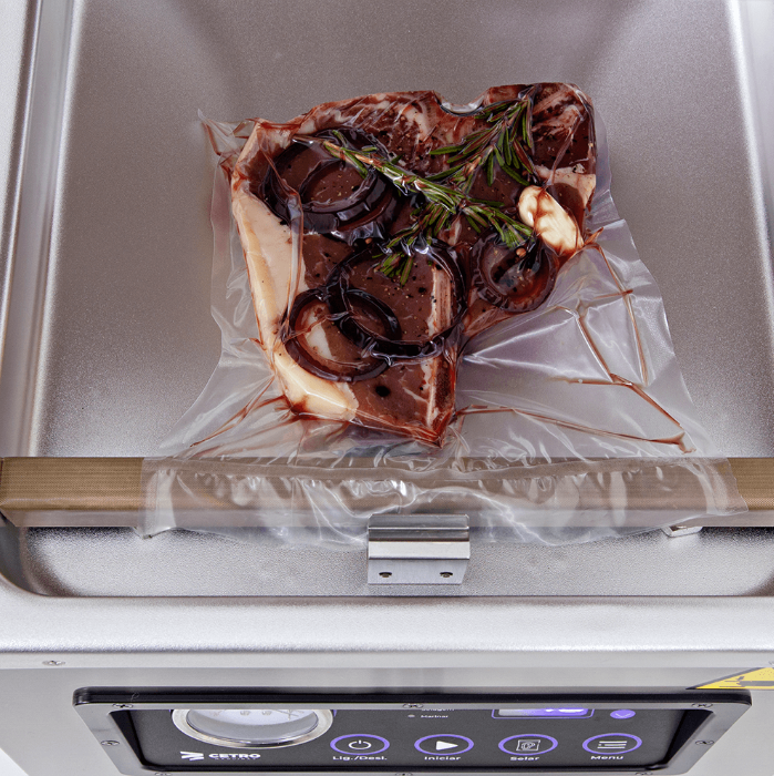 Fotografias da Seladora a Vácuo CCVS 300 T M da Cetro selando e marinando diferentes tipos de carnes.