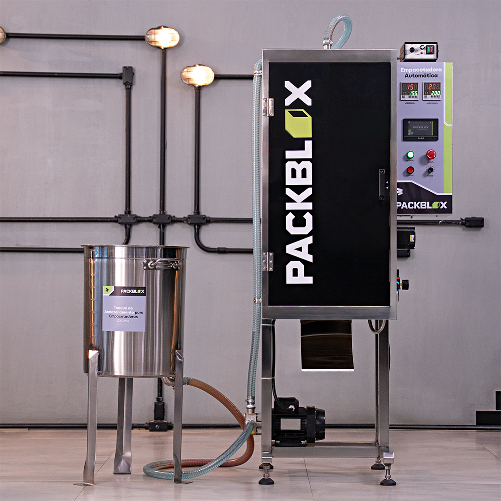 Fotografias da Empacotadora Automática de Líquidos e Polpas CAPM 360 FIP-33 LM da Cetro, de um pacote de polpa de fruta e uma arte destacando as operações que ela realiza.