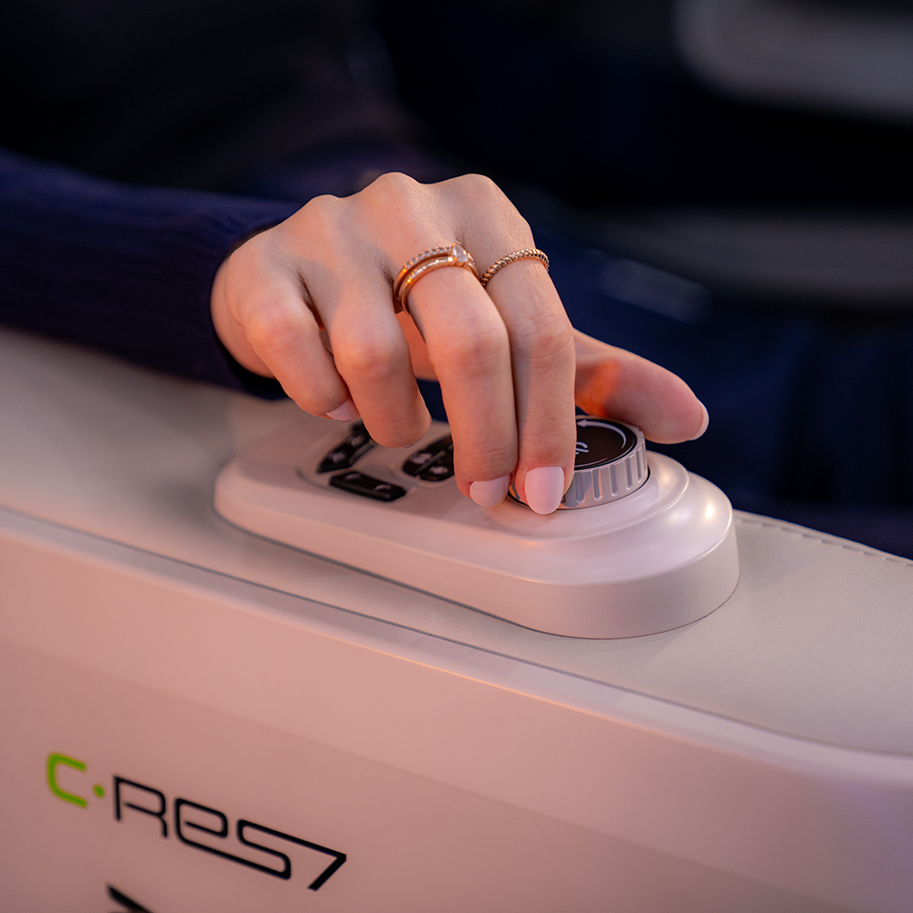 Fotografias dos botões de atalho no apoio do braço da Poltrona, do controle remoto, do painel touchscreen e dos carregadores nos equipamentos C-RES7.