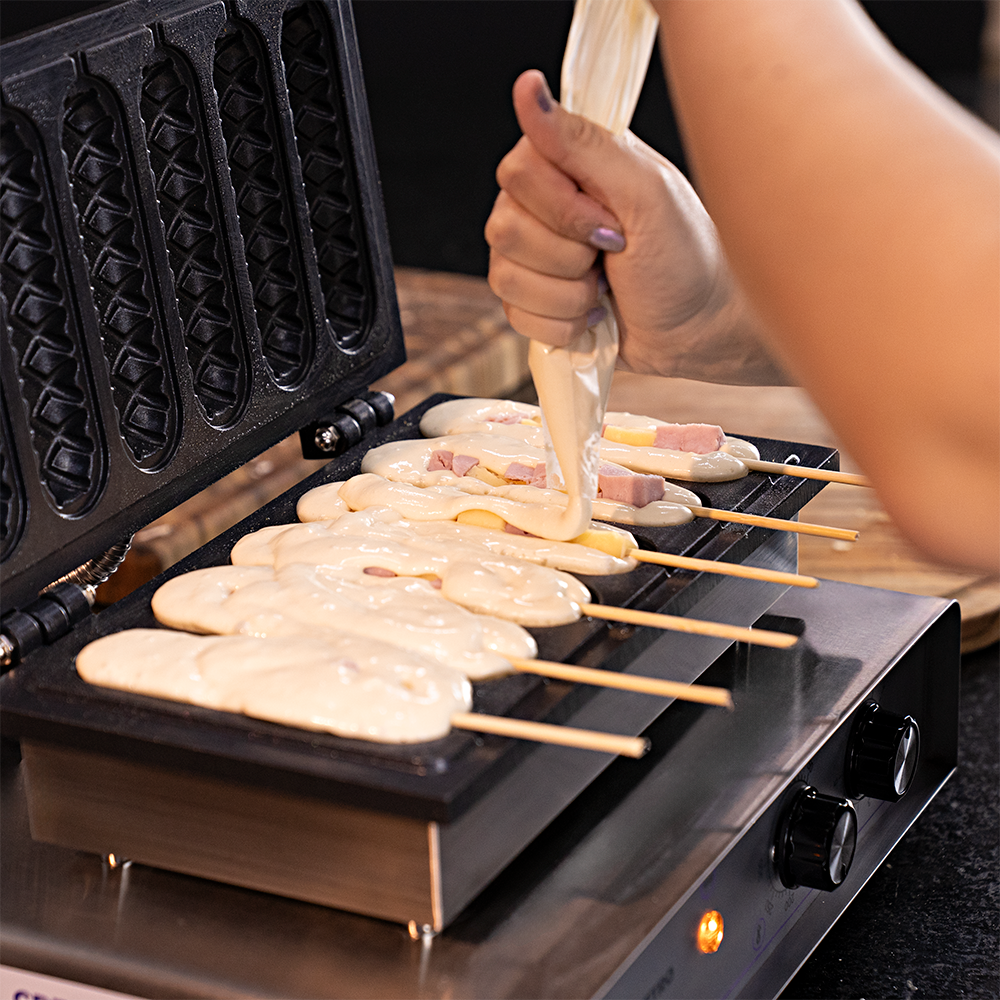 Fotografia da Crepeira Profissional Elétrica com 6 Cavidades CFBM C-6 da Cetro preparando crepes doces e salgados.