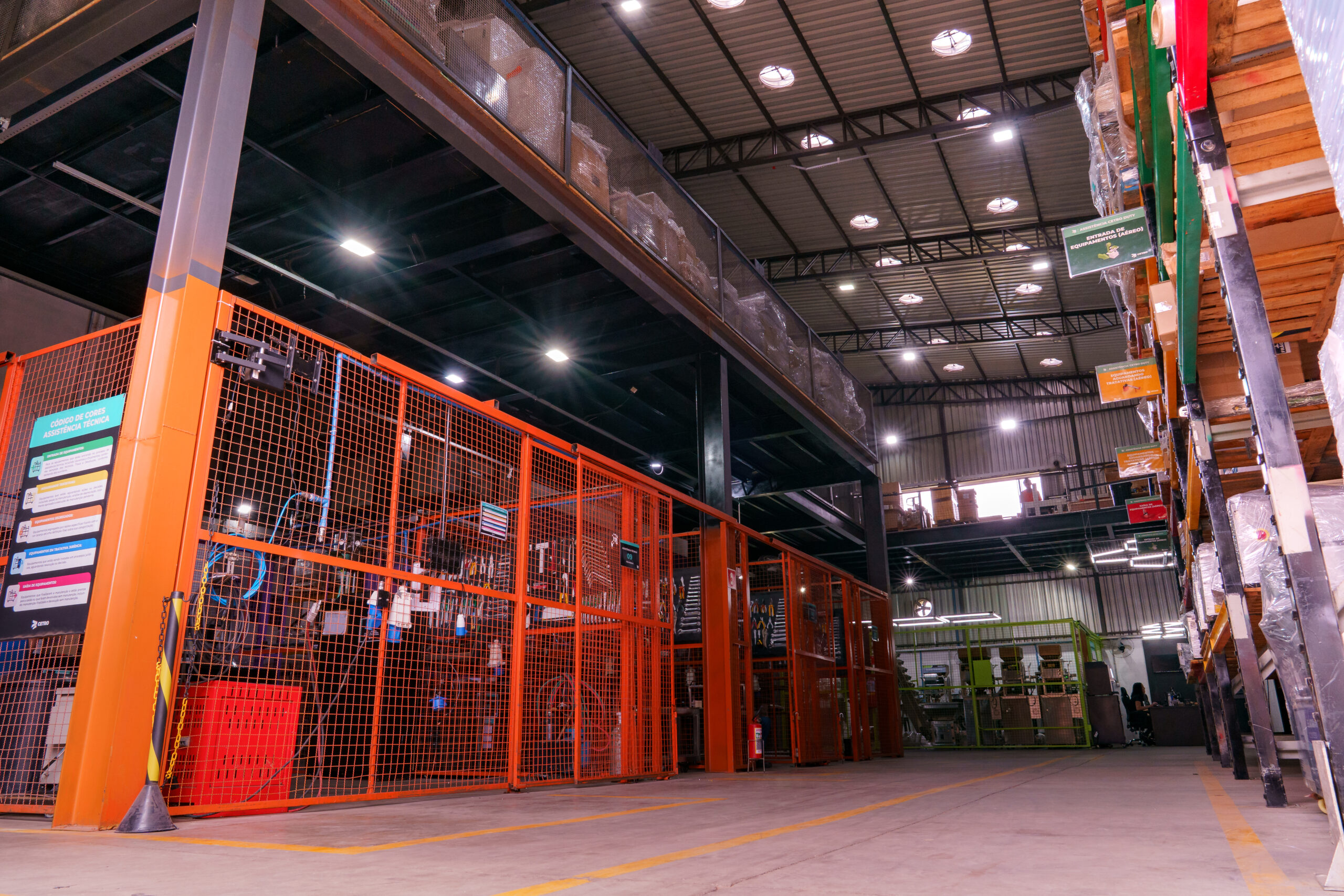 Fotografias da estrutura e de colaboradores trabalhando na assistência técnica de máquinas e no espaço administrativo da Packblox.