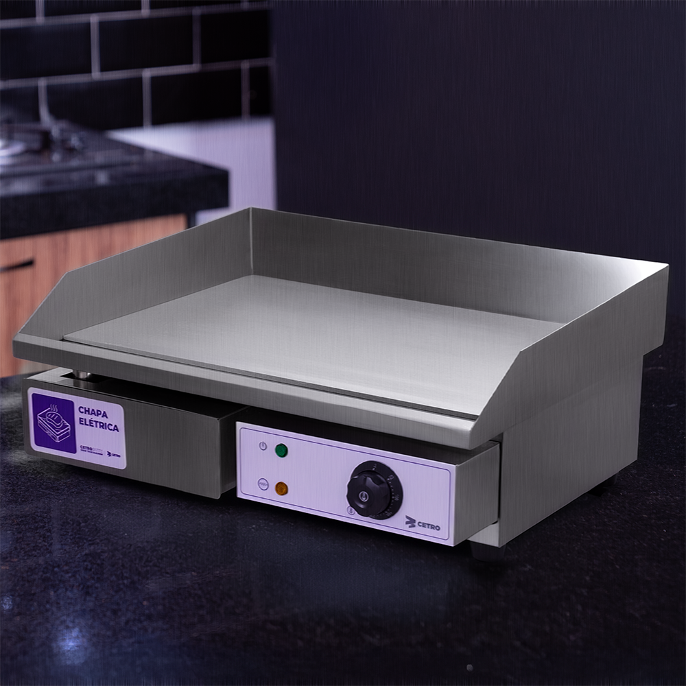 Fotografias da Chapa Elétrica em Inox CFGM EG-5535 da Cetro preparando pedaços de bacon e calabresa.