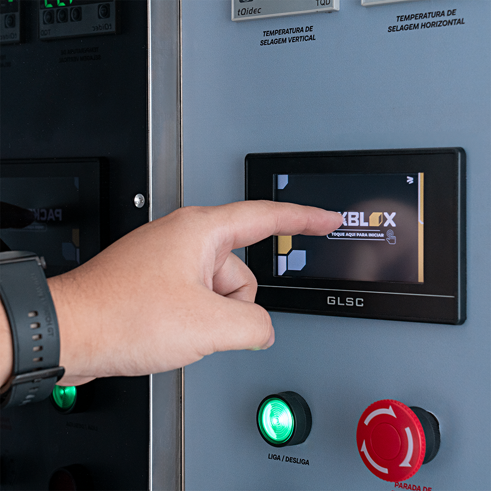 Fotografias do painel e dos mordentes da Empacotadora Automática de Líquidos e Polpas CAPM 360 FIP-33 LM da Cetro.