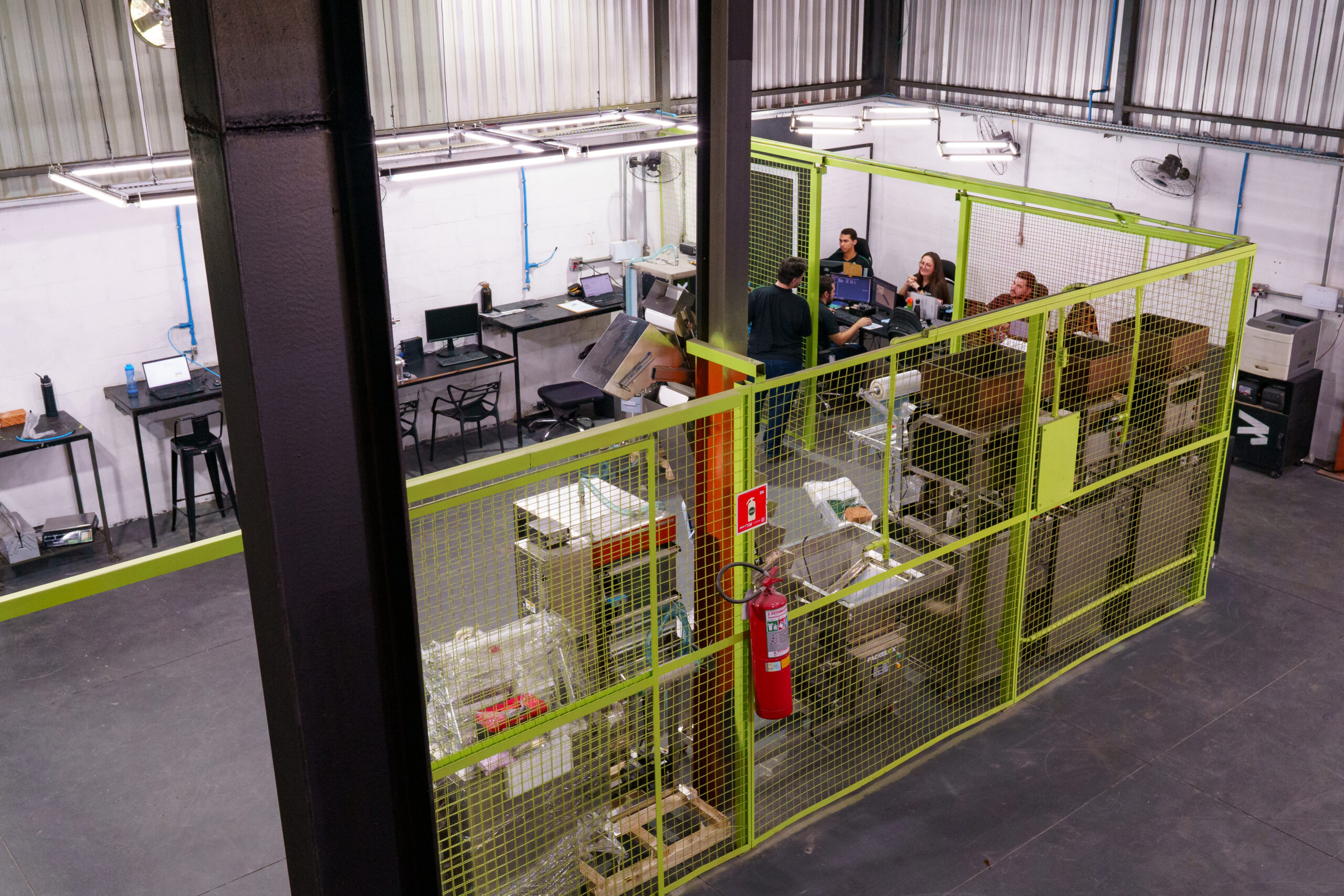 Fotografias do espaço Packblox e das máquinas dispostas no local.