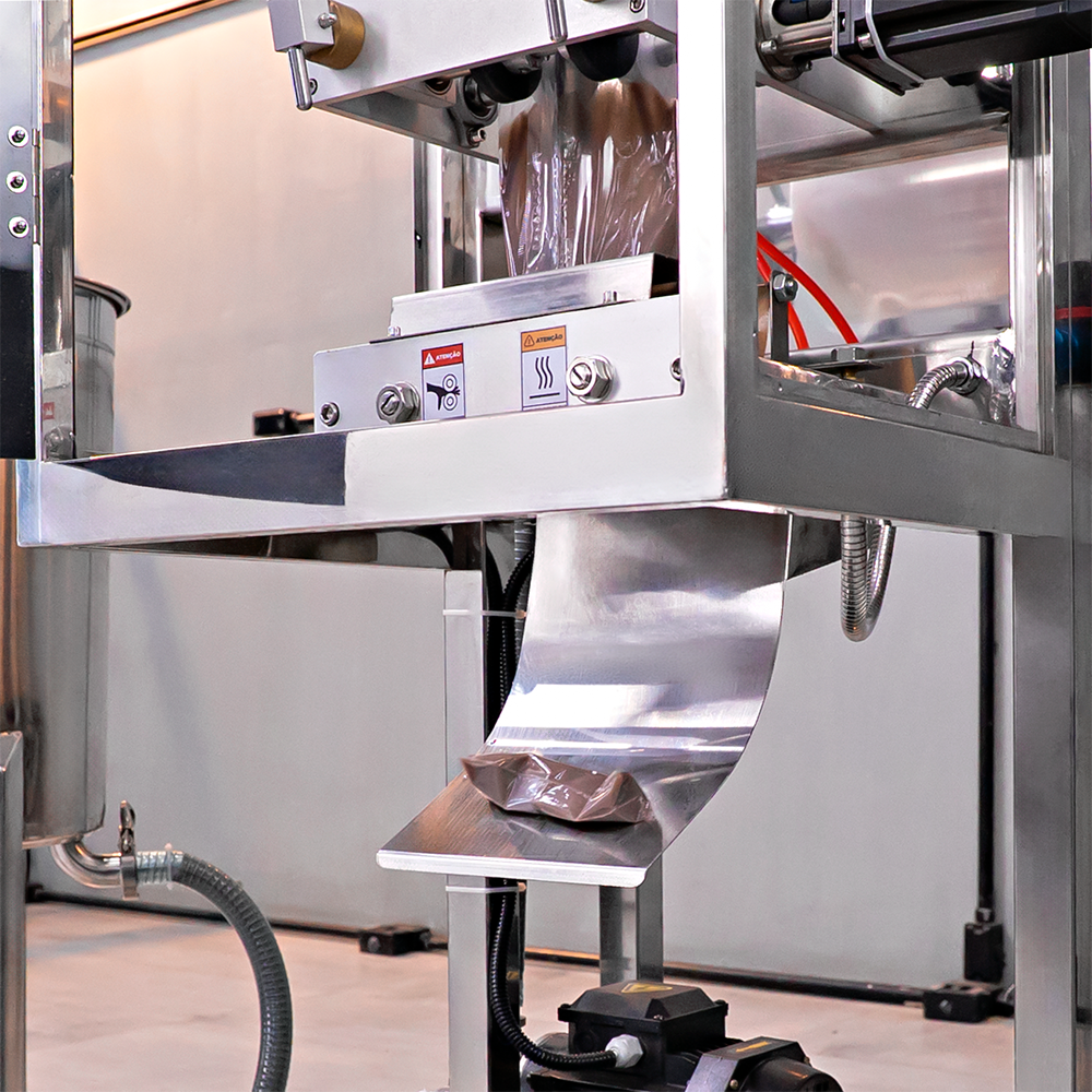 Fotografias do painel e dos mordentes da Empacotadora Automática de Líquidos e Polpas CAPM 360 FIP-33 LM da Cetro.