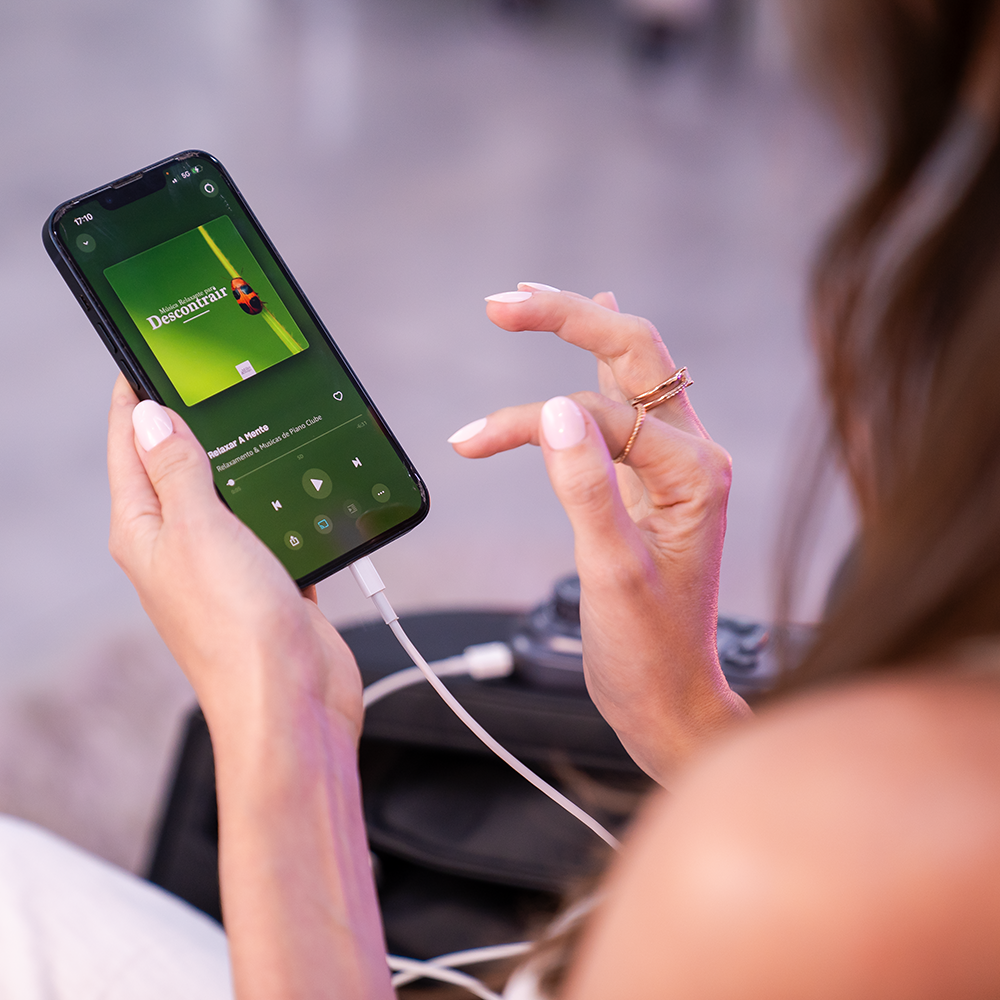 Fotografias de uma mulher utilizando os modelos de Poltronas C-RES7 e aproveitando suas diversas funcionalidades.