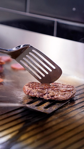 Fotografias da Chapa com Grelha Elétrica em Inox com 2 Queimadores CFGM EG-7340 TBG da Cetro preparando produtos com marcas de grelha.