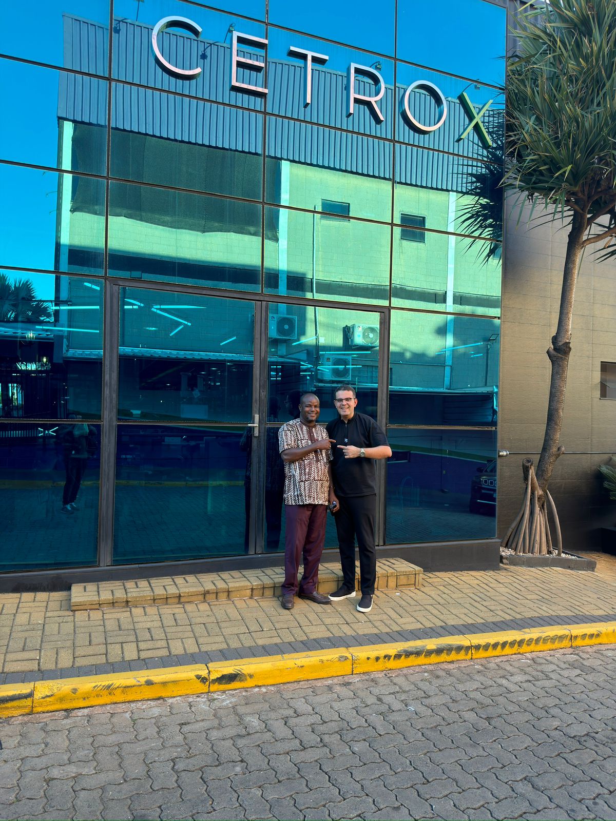 Fotografias do cliente com o CEO da Cetro, Léo Mello, e Josefher Lopes, Executivo de Vendas da CetroX.