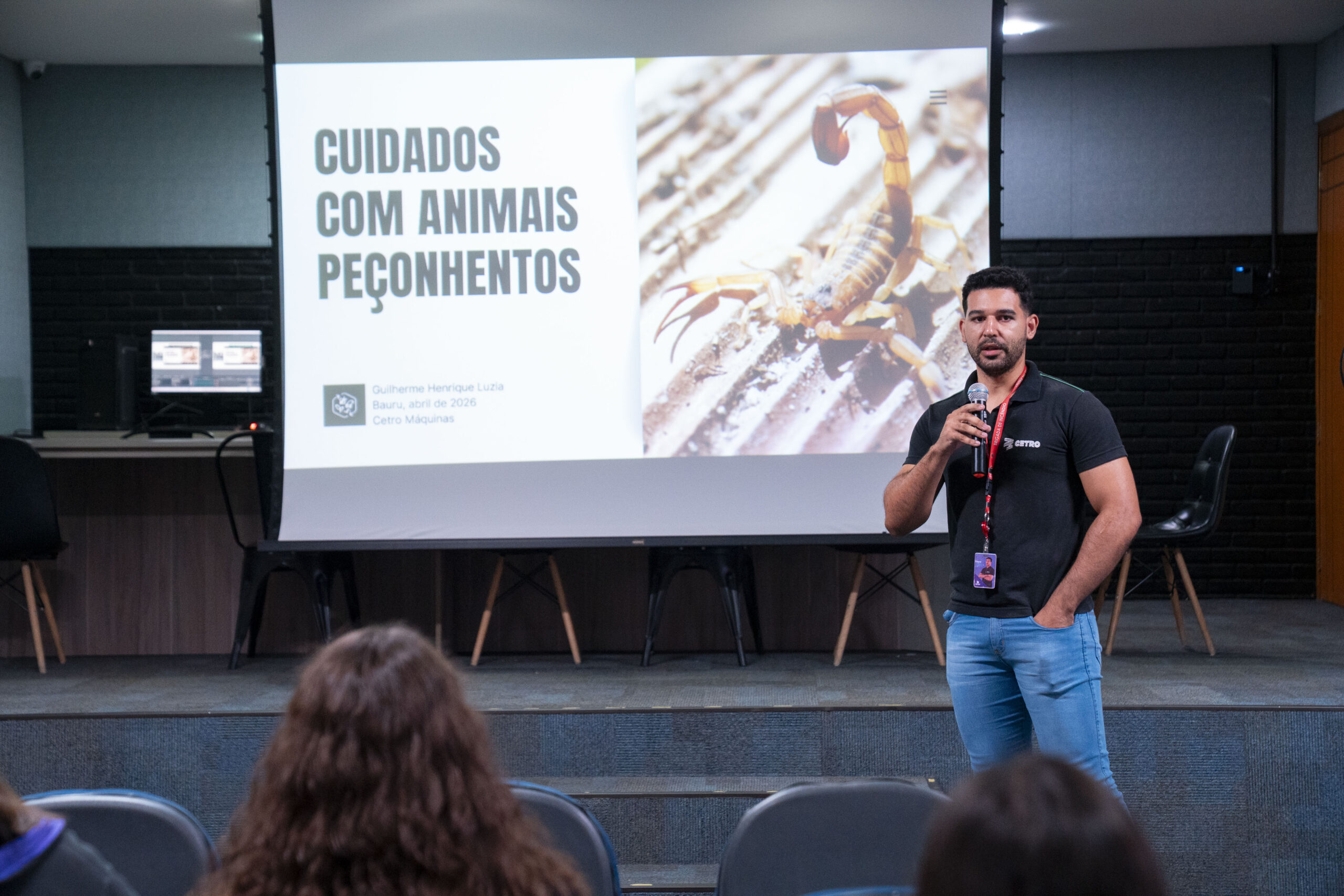 Fotografias dos colaboradores assistindo à palestra da CIPA sobre cuidados com animais peçonhentos e do palestrante fazendo sua apresentação.