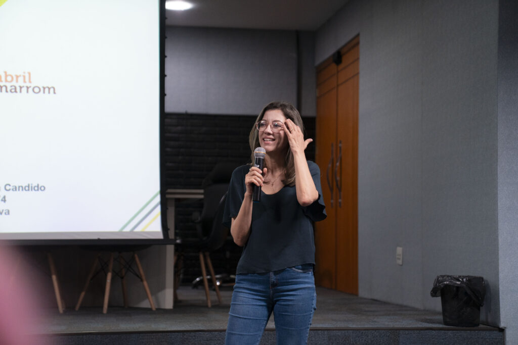 Fotografia dos colaboradores e da palestrante durante a ação da Campanha Abril Marrom na Cetro.