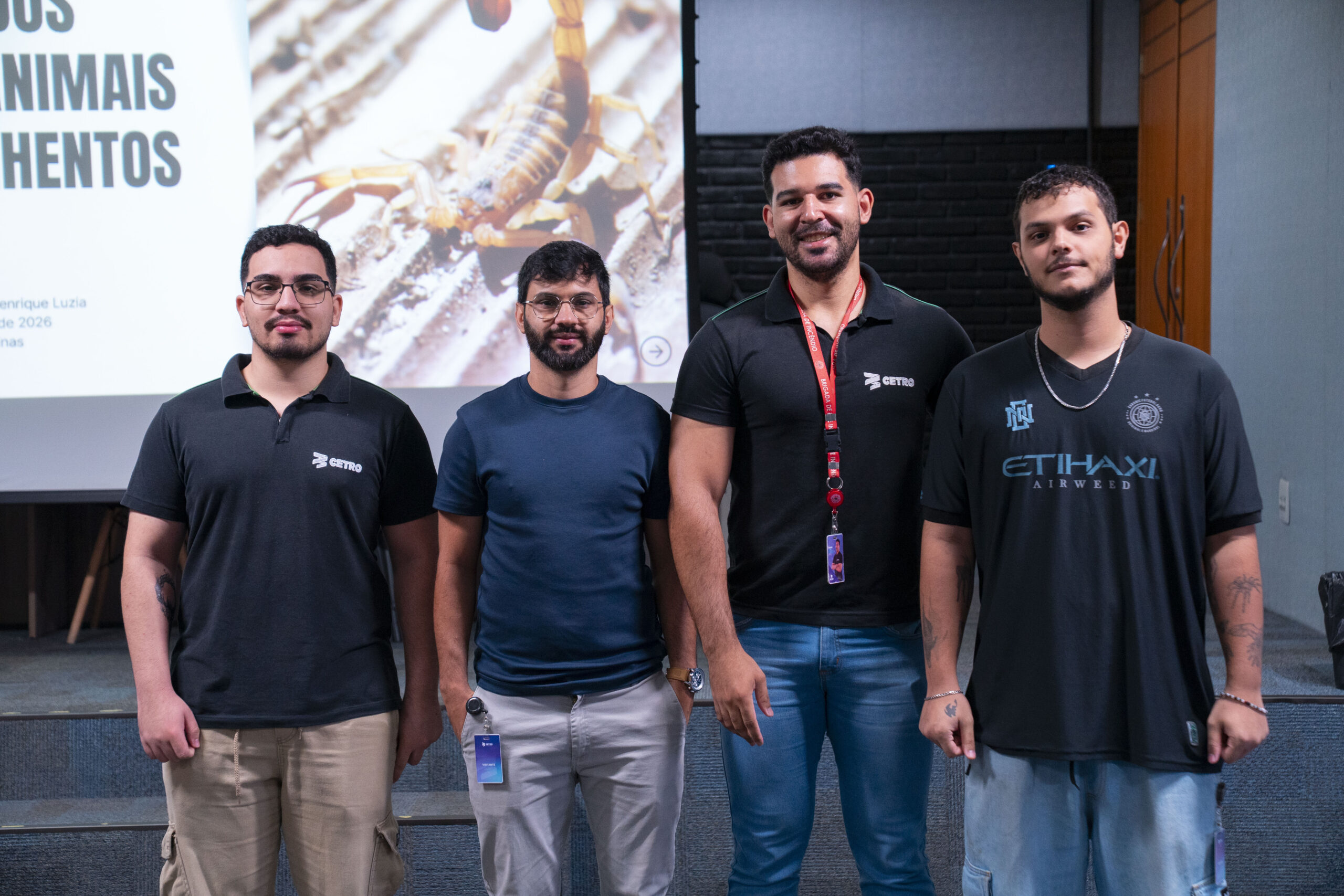 Fotografias dos colaboradores assistindo à palestra da CIPA sobre cuidados com animais peçonhentos e do palestrante fazendo sua apresentação.