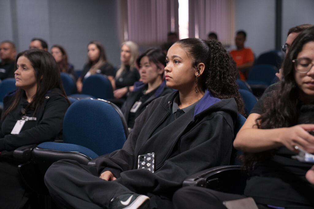 Fotografia dos colaboradores e da palestrante durante a ação da Campanha Abril Marrom na Cetro.