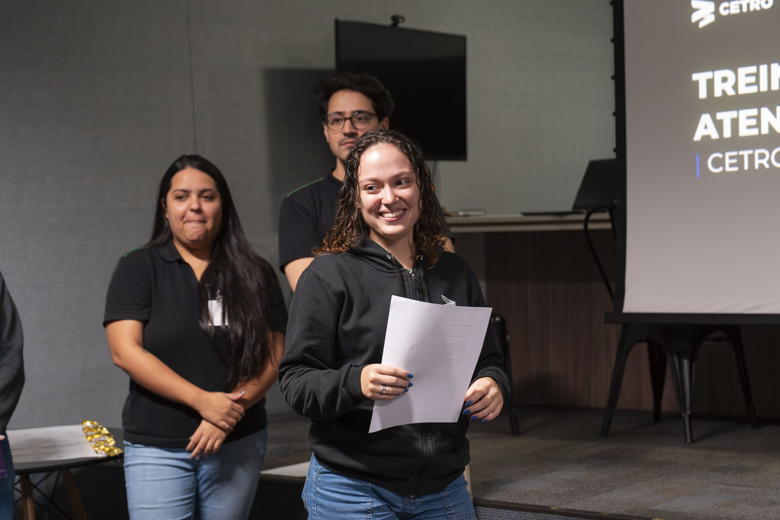Fotografia dos colaboradores participando do treinamento.