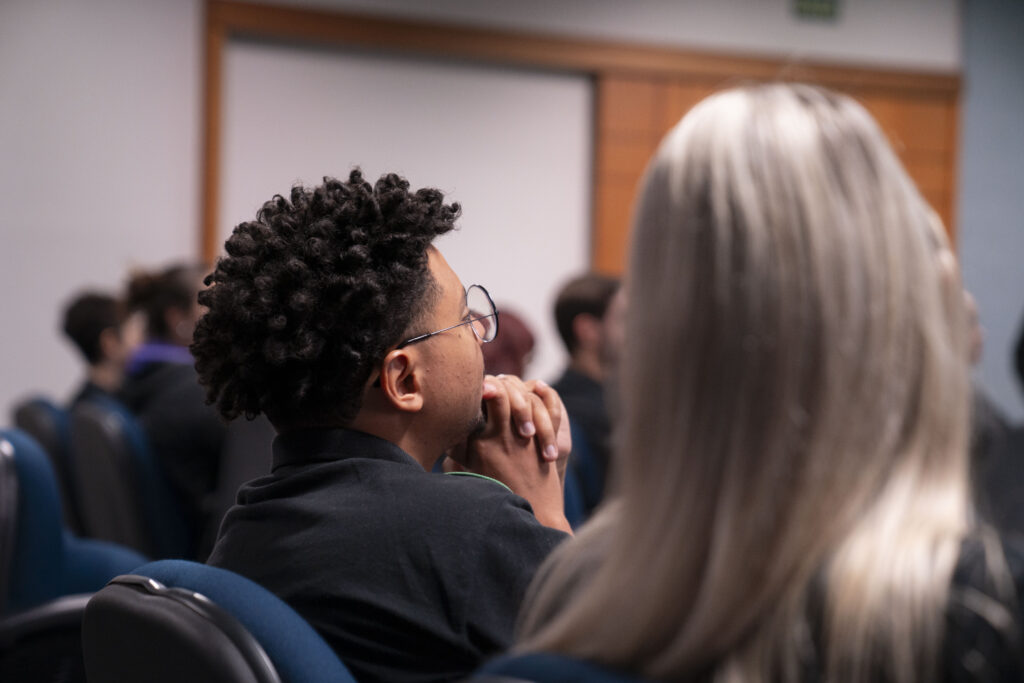 Fotografia dos colaboradores e da palestrante durante a ação da Campanha Abril Marrom na Cetro.