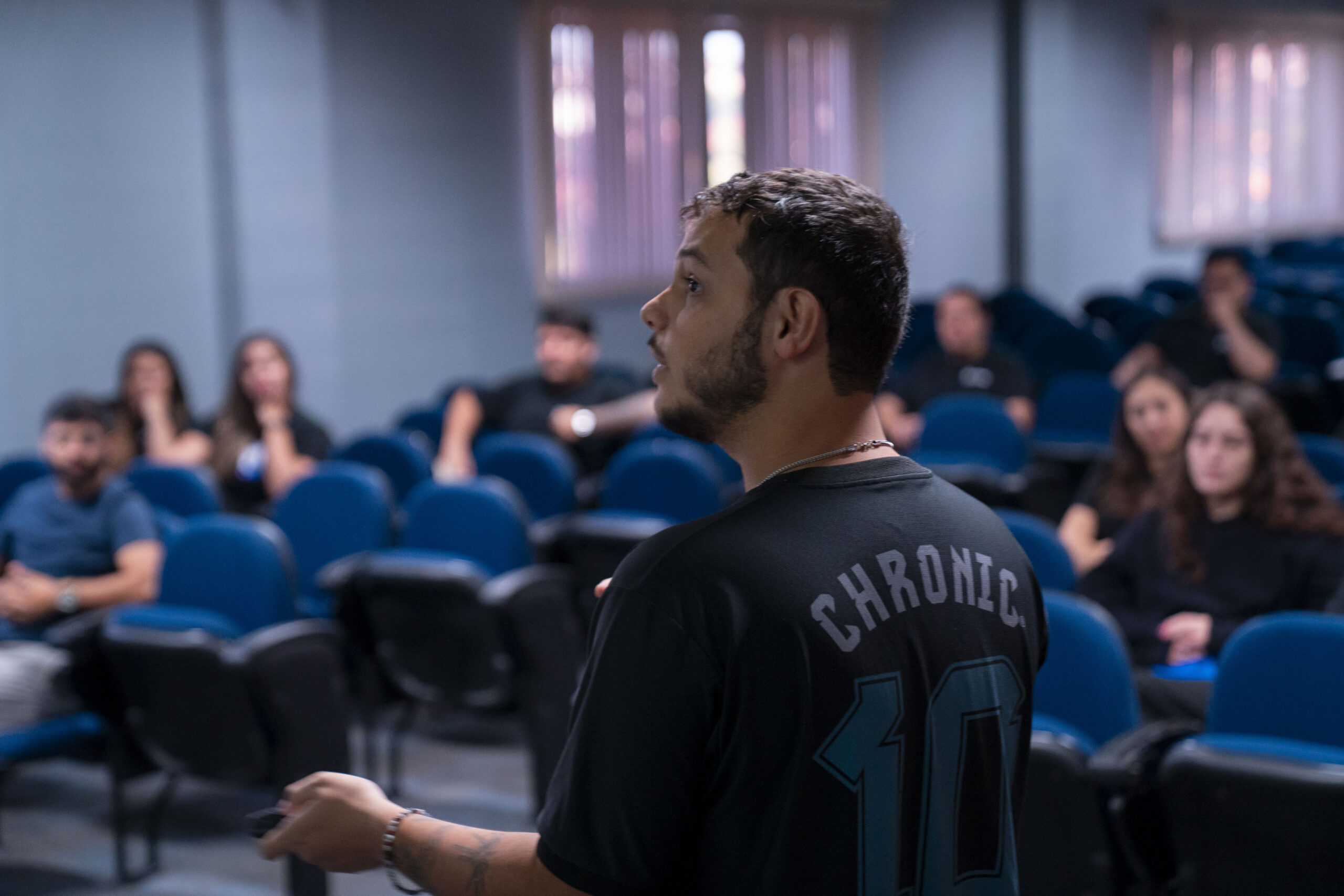 Fotografias dos colaboradores assistindo à palestra da CIPA sobre cuidados com animais peçonhentos e do palestrante fazendo sua apresentação.
