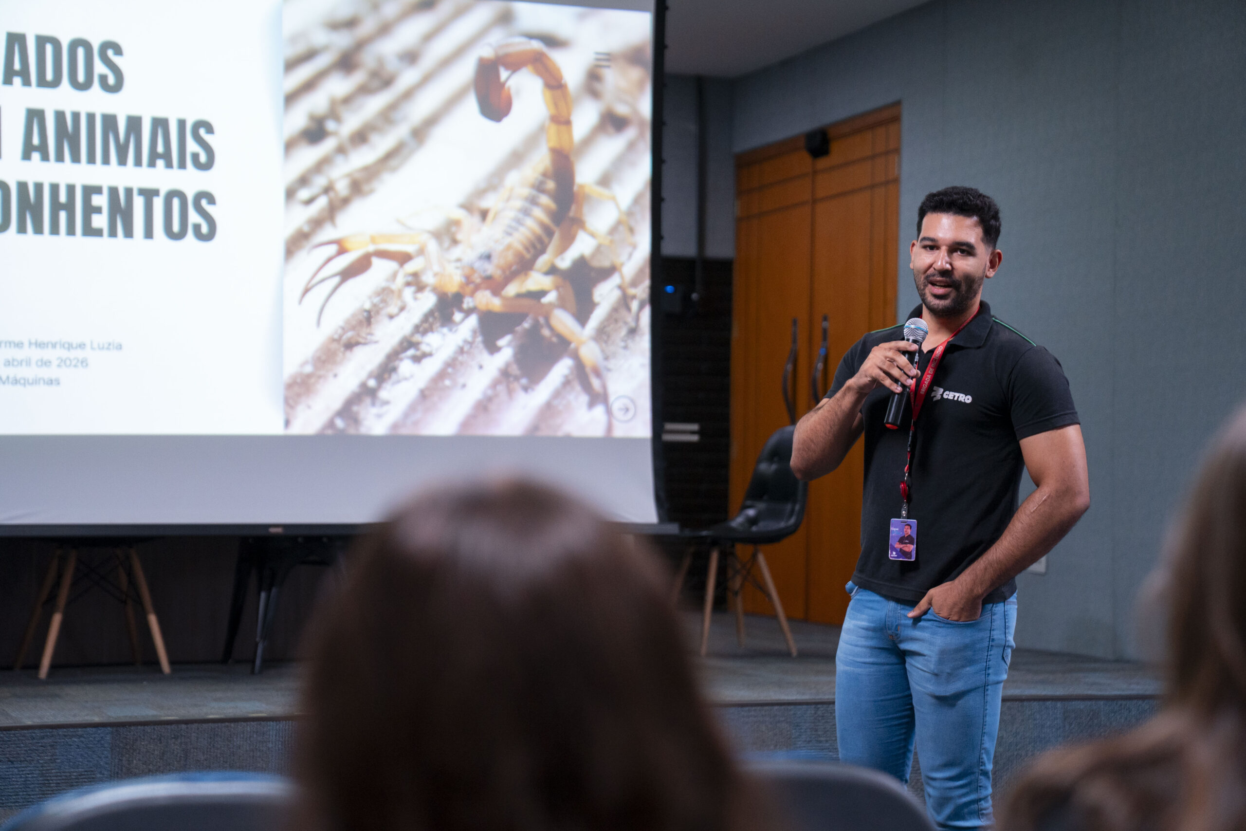 Fotografias dos colaboradores assistindo à palestra da CIPA sobre cuidados com animais peçonhentos e do palestrante fazendo sua apresentação.