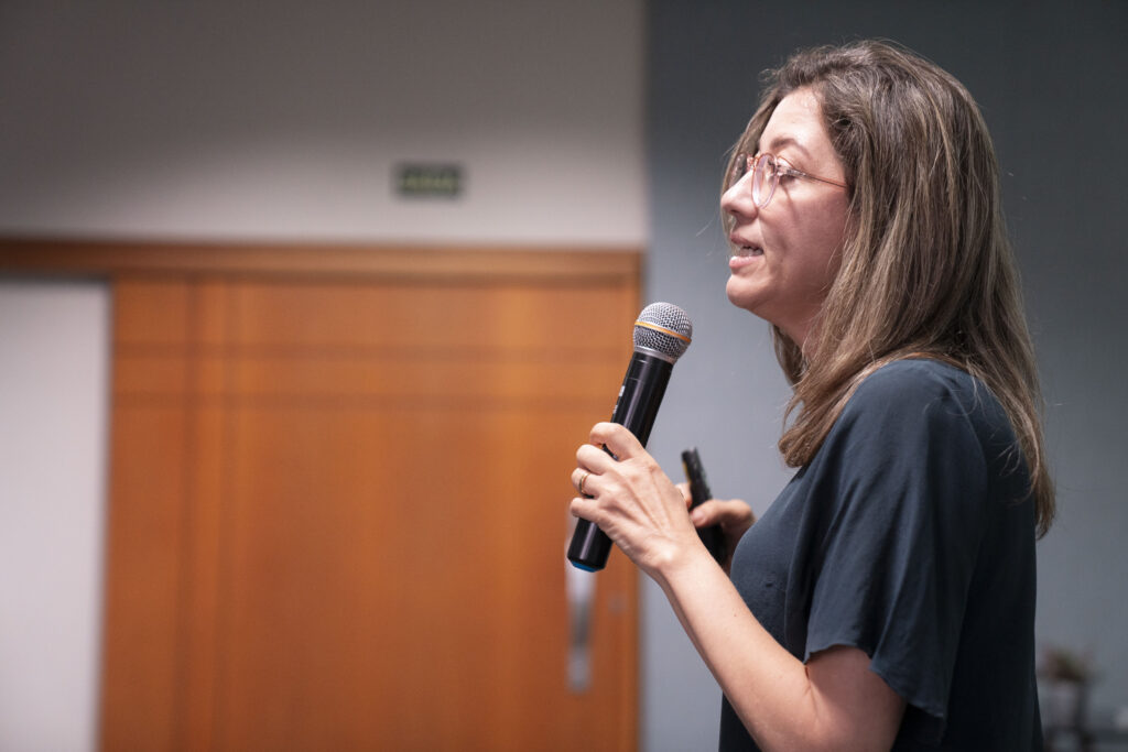 Fotografia dos colaboradores e da palestrante durante a ação da Campanha Abril Marrom na Cetro.