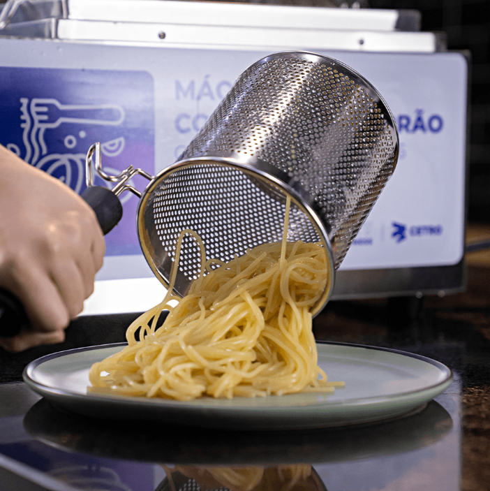 Fotografias de massas prontas produzidas com a Máquina de Cozinhar Macarrão com 6 Cestos da Cetro.