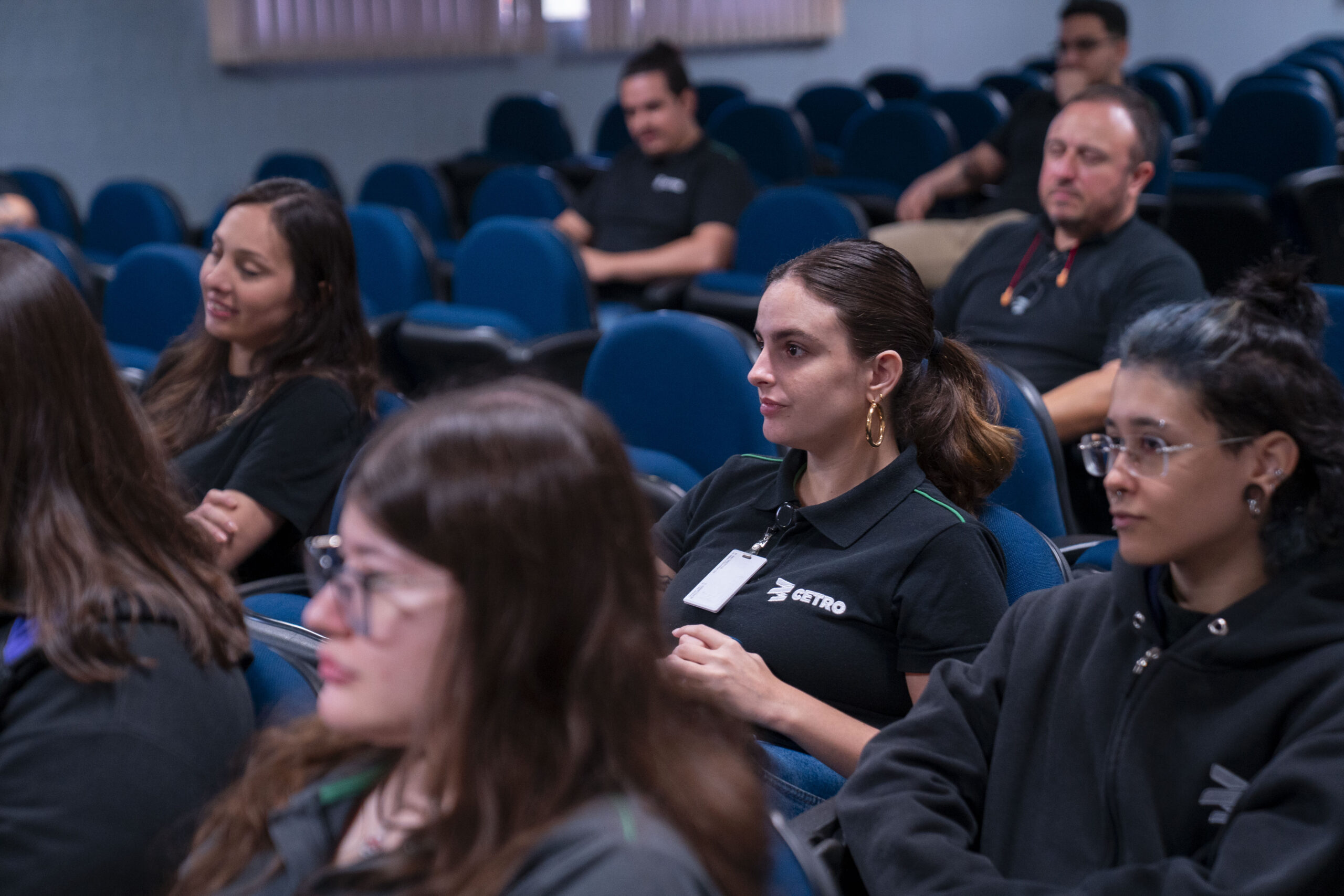 Fotografias dos colaboradores assistindo à palestra da CIPA sobre cuidados com animais peçonhentos e do palestrante fazendo sua apresentação.