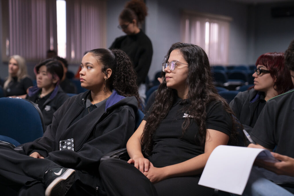 Fotografia de um colaborador na palestrante da Campanha Abril Marrom na Cetro tirando uma foto para participar do sorteio.