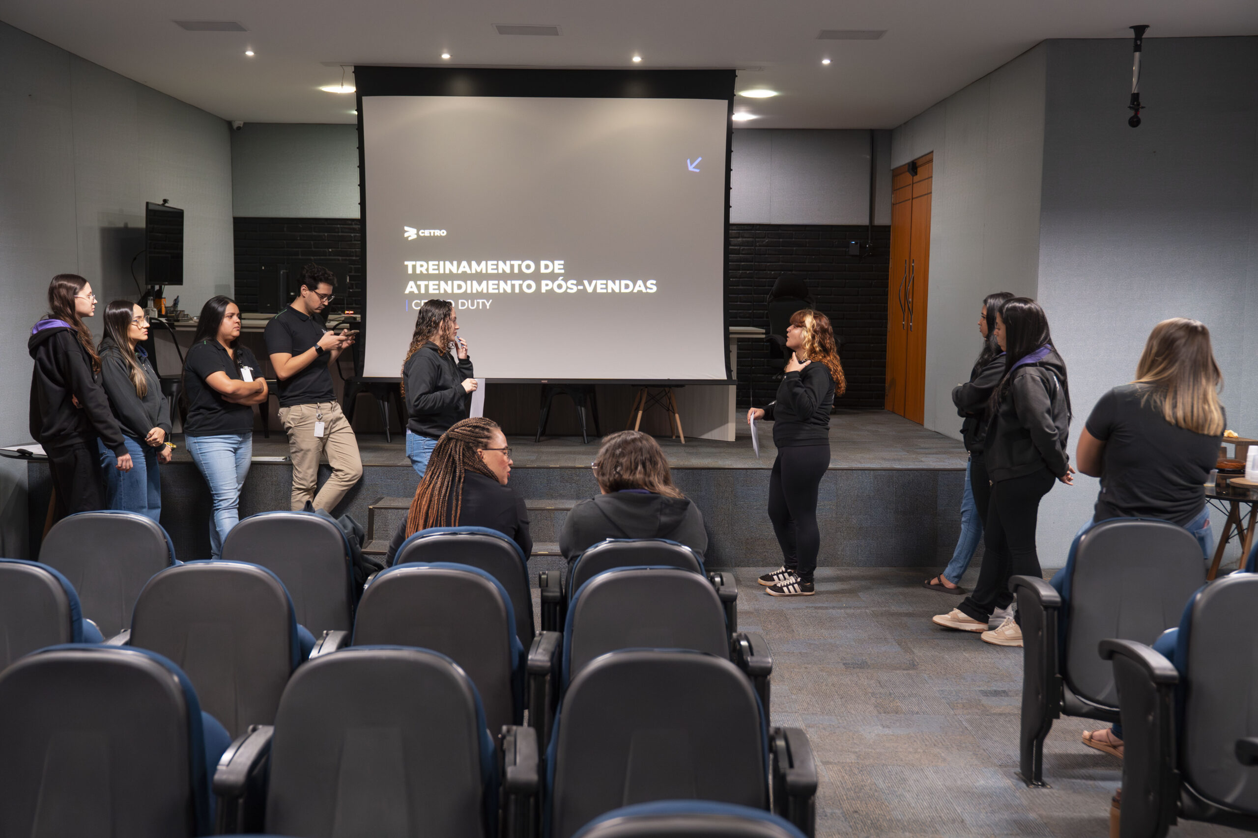 Fotografia dos colaboradores participando do treinamento.
