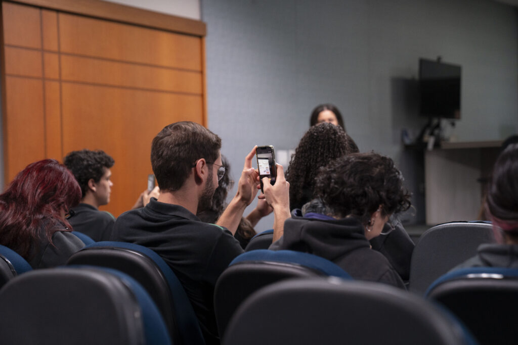 Fotografia de um colaborador na palestrante da Campanha Abril Marrom na Cetro tirando uma foto para participar do sorteio.