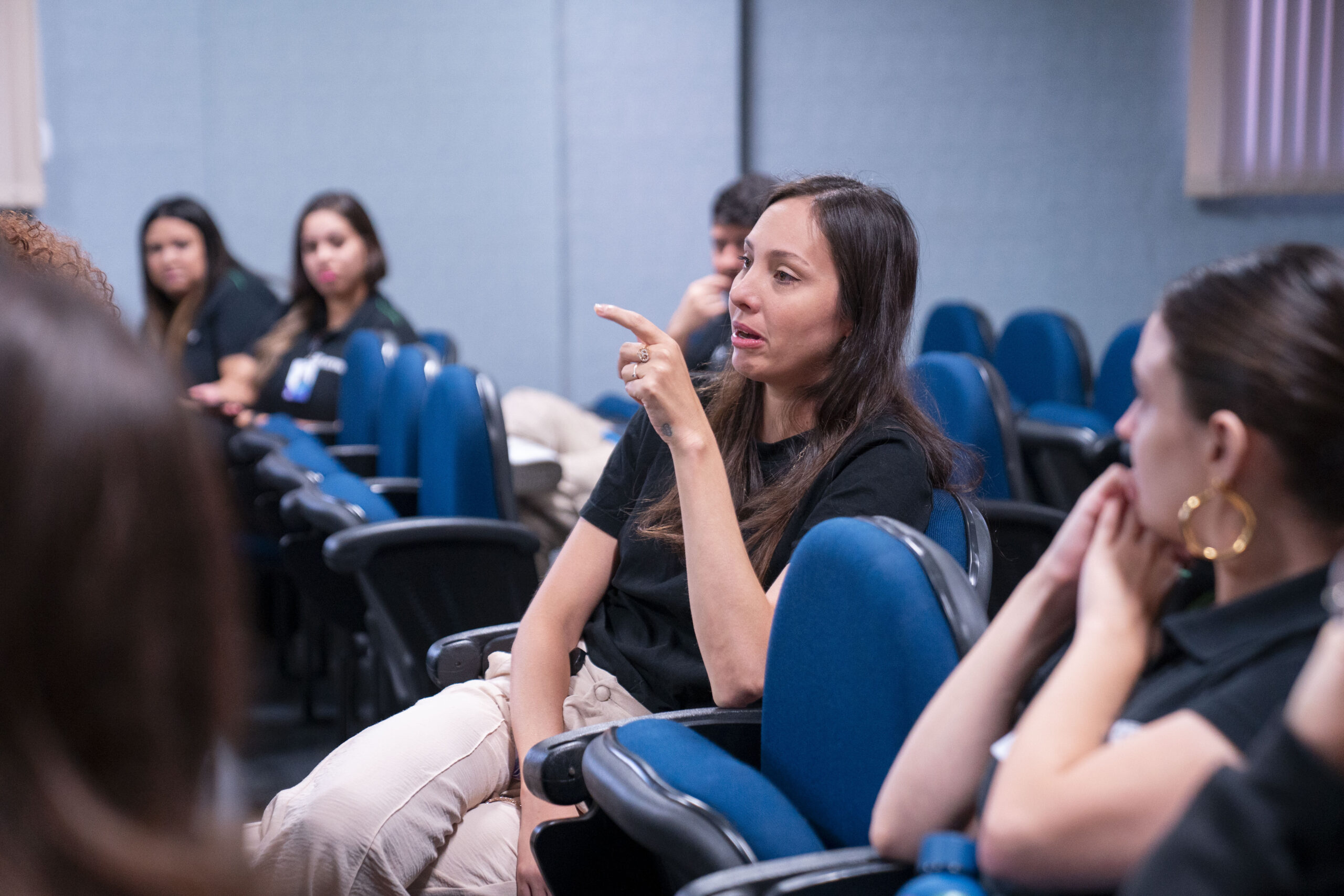 Fotografias dos colaboradores assistindo à palestra da CIPA sobre cuidados com animais peçonhentos e do palestrante fazendo sua apresentação.