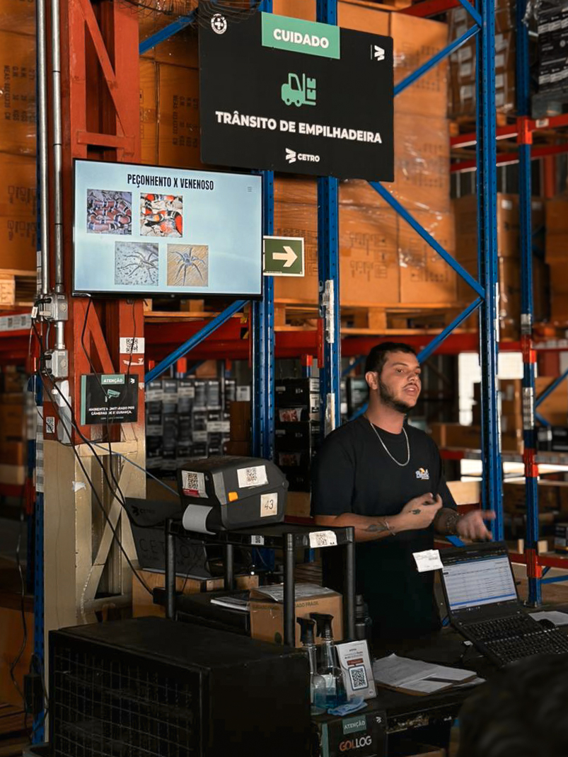 Fotografias dos colaboradores e do palestrante durante a palestra da CIPA sobre animais peçonhentos no Centro de Distribuição da Cetro.