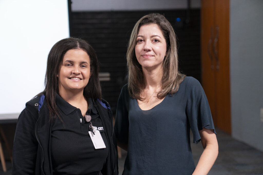 Fotografia de um colaborador na palestrante da Campanha Abril Marrom na Cetro tirando uma foto para participar do sorteio.