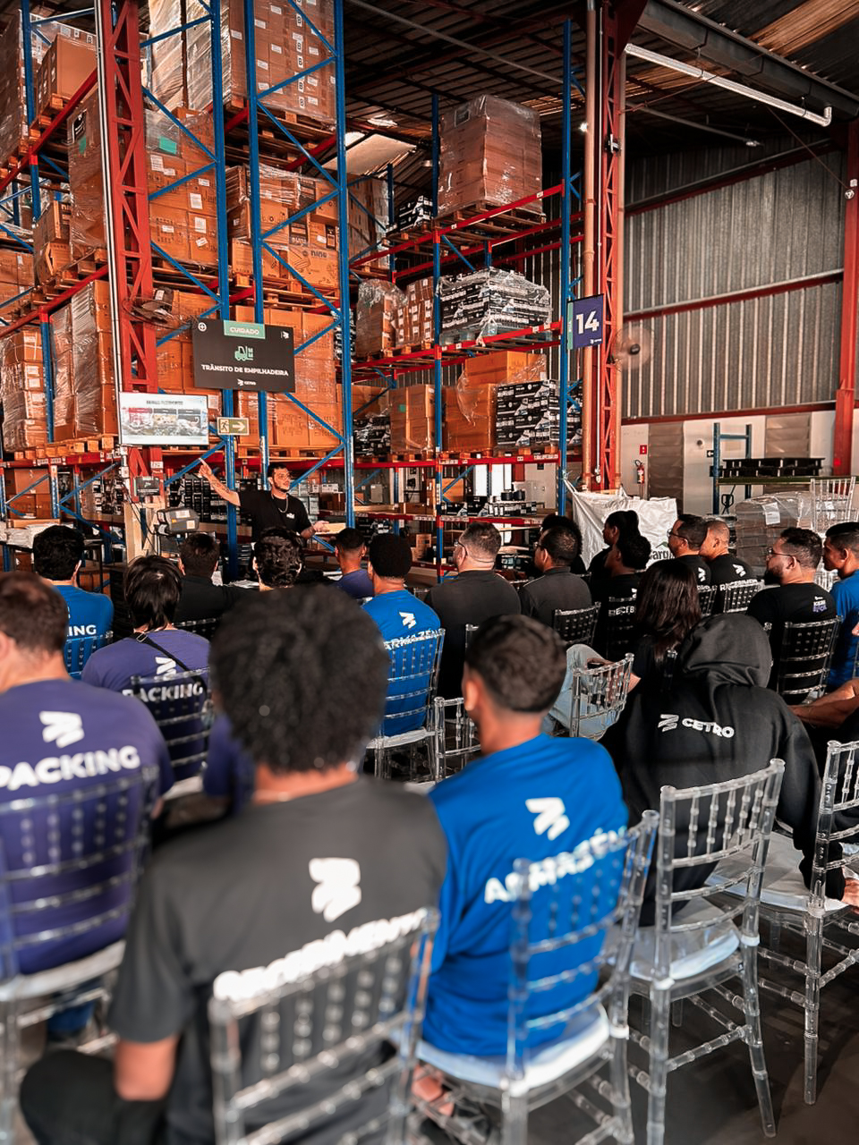 Fotografias dos colaboradores e do palestrante durante a palestra da CIPA sobre animais peçonhentos no Centro de Distribuição da Cetro.