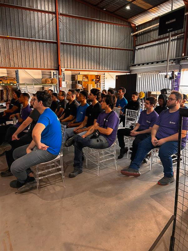 Fotografias dos colaboradores e do palestrante durante a palestra da CIPA sobre animais peçonhentos no Centro de Distribuição da Cetro.