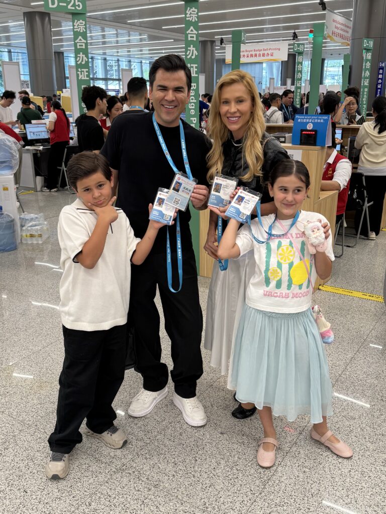 Fotos de Léo Mello, sua família e colaboradores da CetroX em um escritório na China e em espaços públicos no Japão.