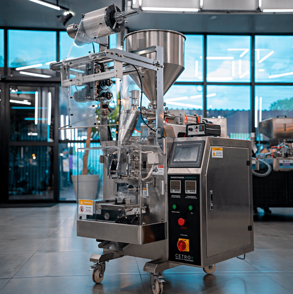 Fotografias da Empacotadora Automática de Sachês para Líquidos CAPM 200 VP-100 RK da CetroX e de sachês embalados por ela.