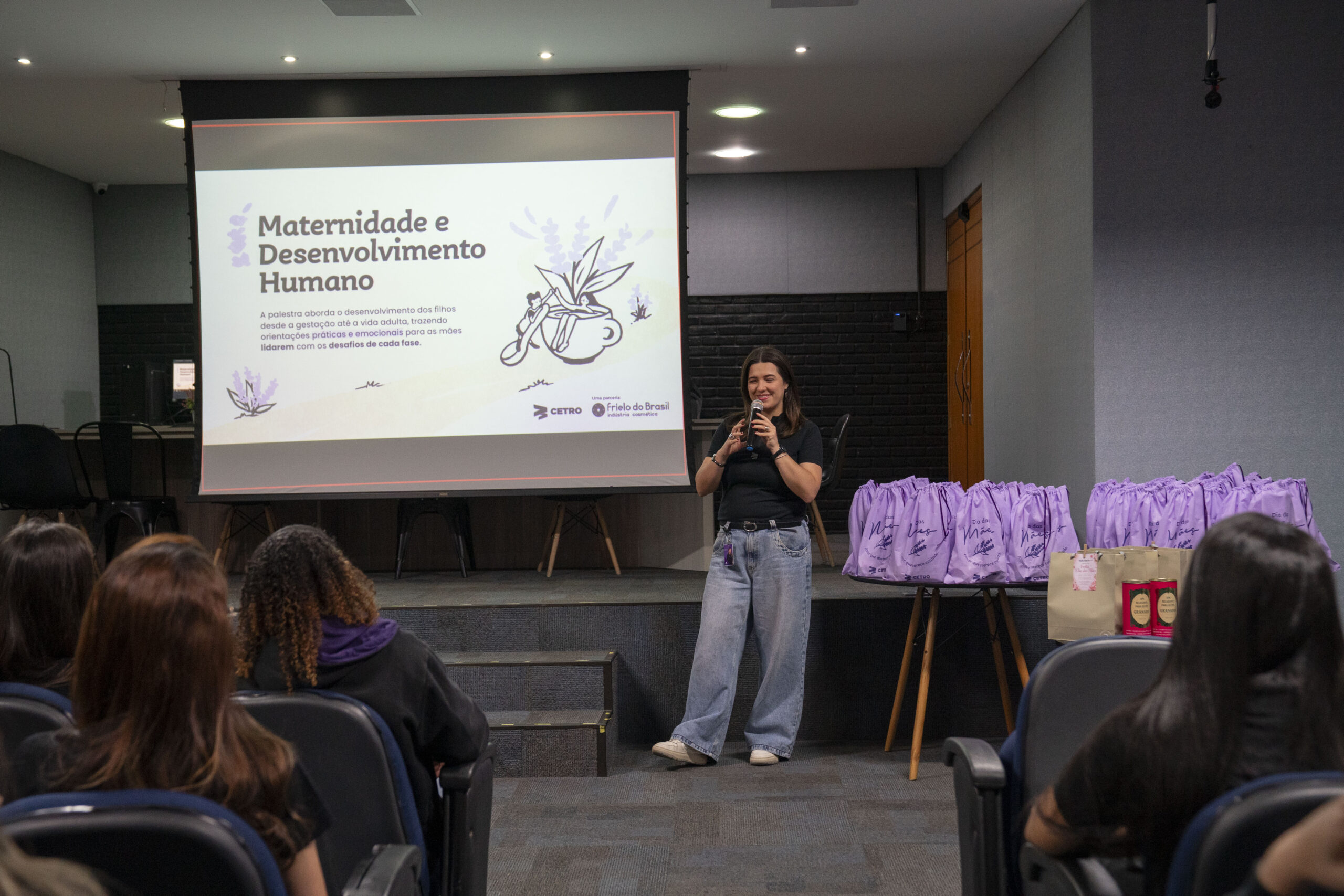 Fotografias das colaboradoras Cetro e da palestrante durante a palestra em homenagem ao Dia das Mães.