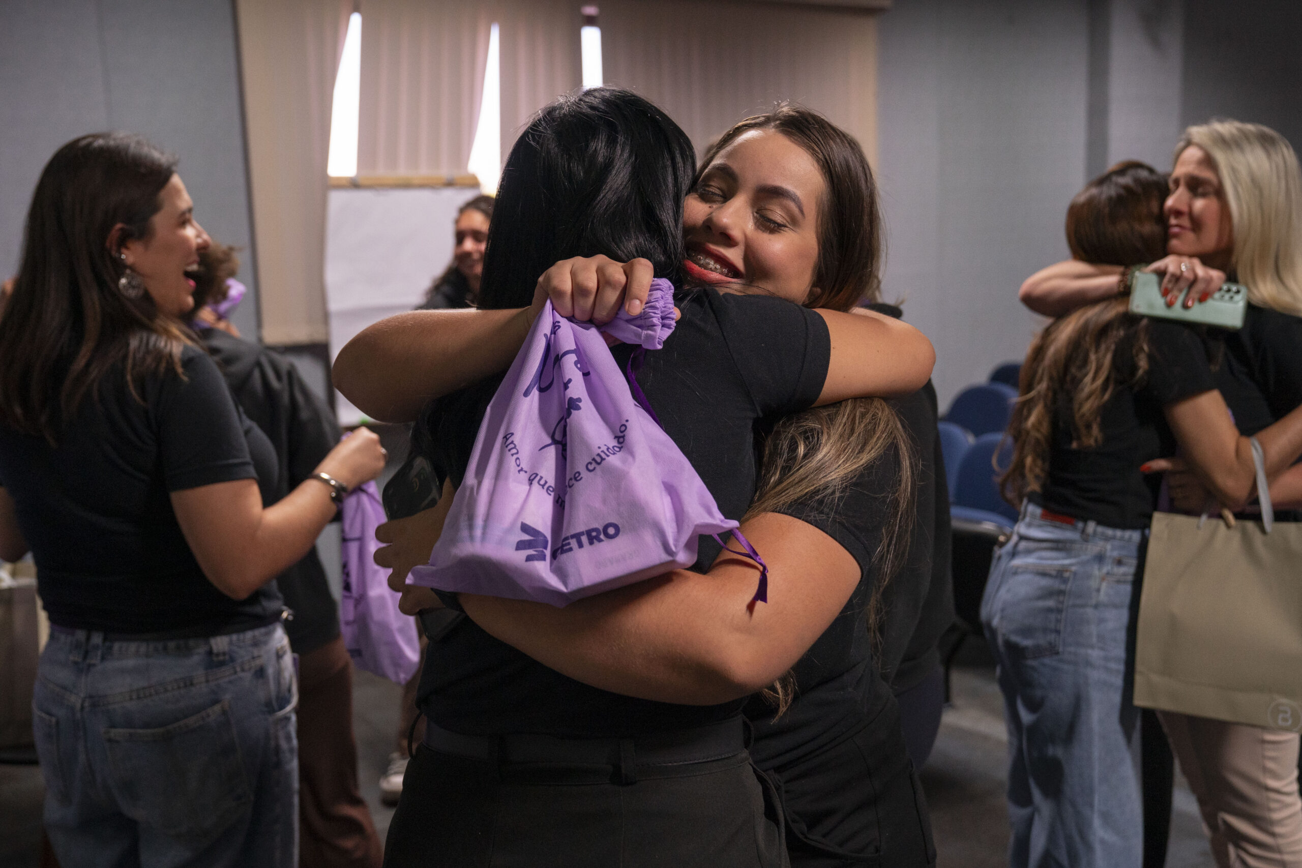 Fotografias dos brindes e das colaboradoras durante o encontro em homenagem ao Dia das Mães na Cetro.
