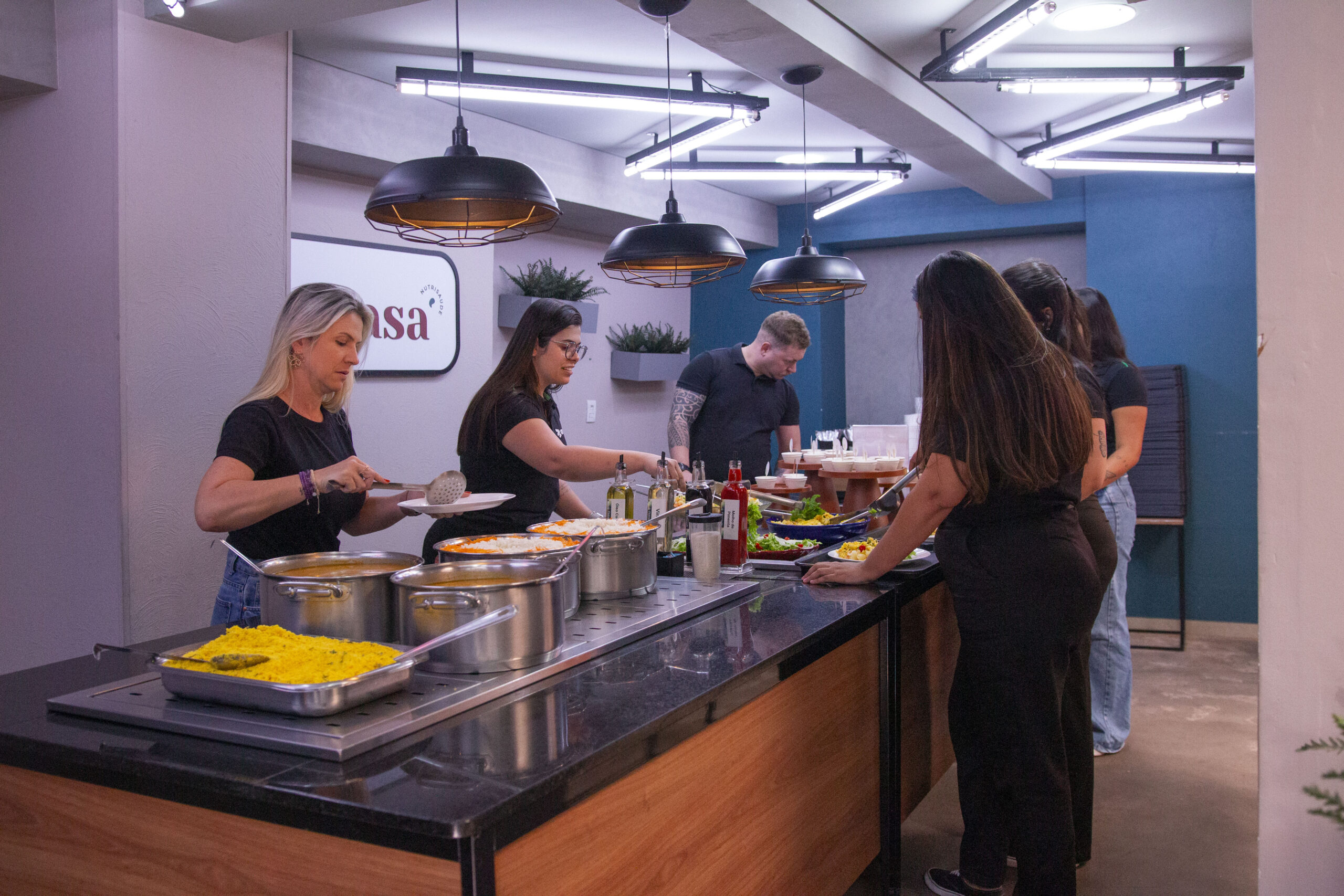 Fotografias das decorações, das mesas postas no Restaurante Cetro e dos colaboradores se servindo com os pratos nordestinos.
