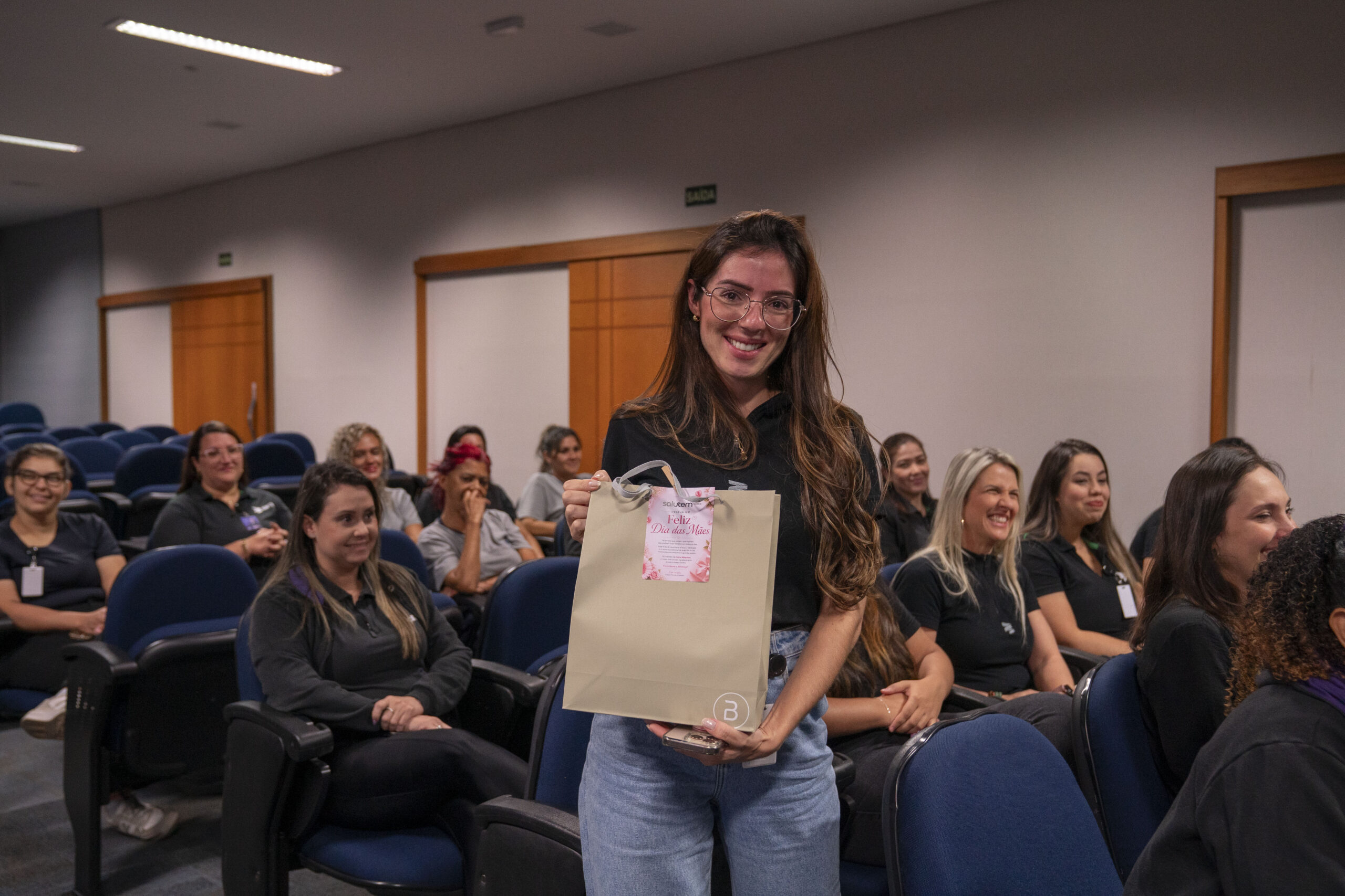 Fotografias dos brindes e das colaboradoras durante o encontro em homenagem ao Dia das Mães na Cetro.