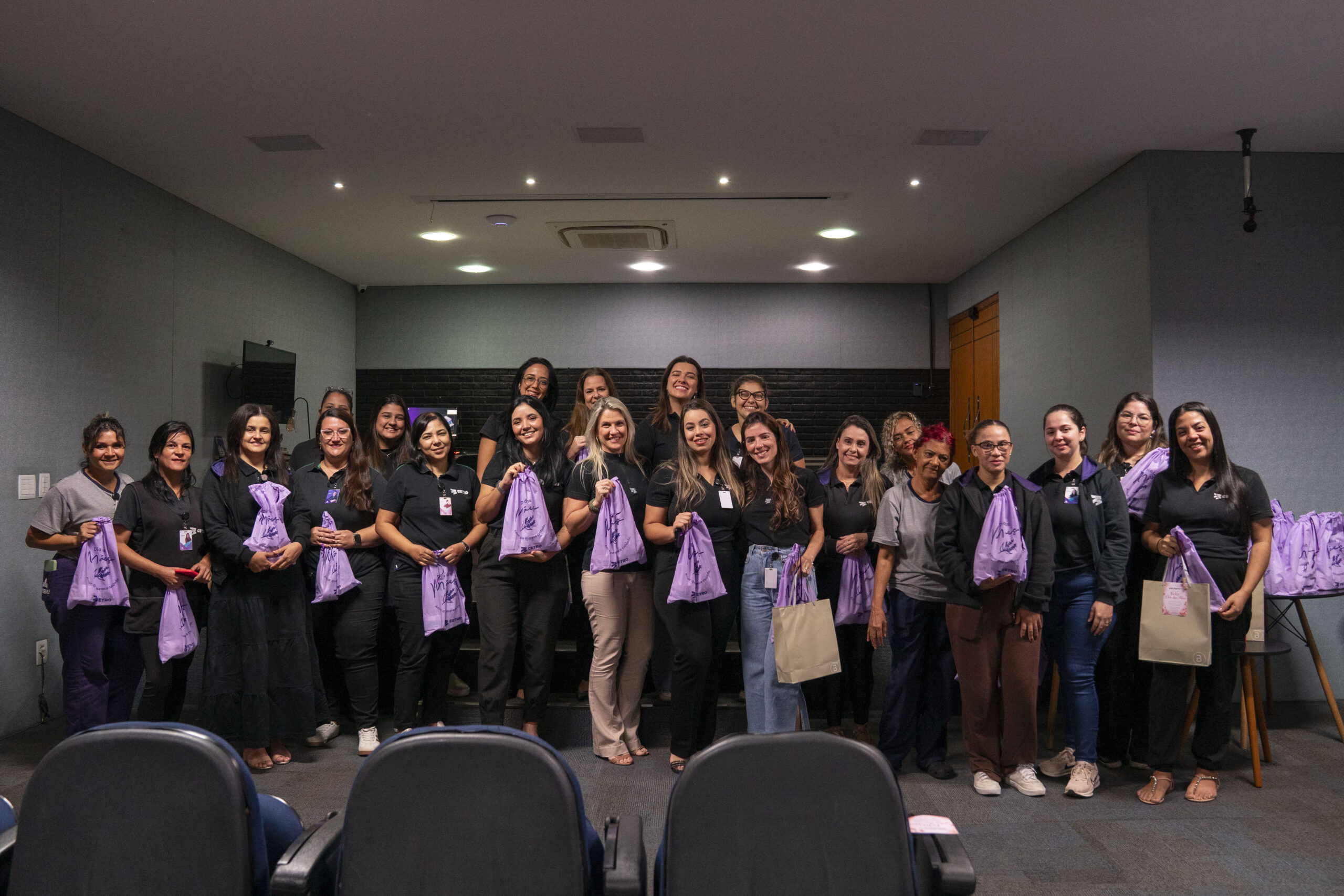 Fotografias dos brindes e das colaboradoras durante o encontro em homenagem ao Dia das Mães na Cetro.