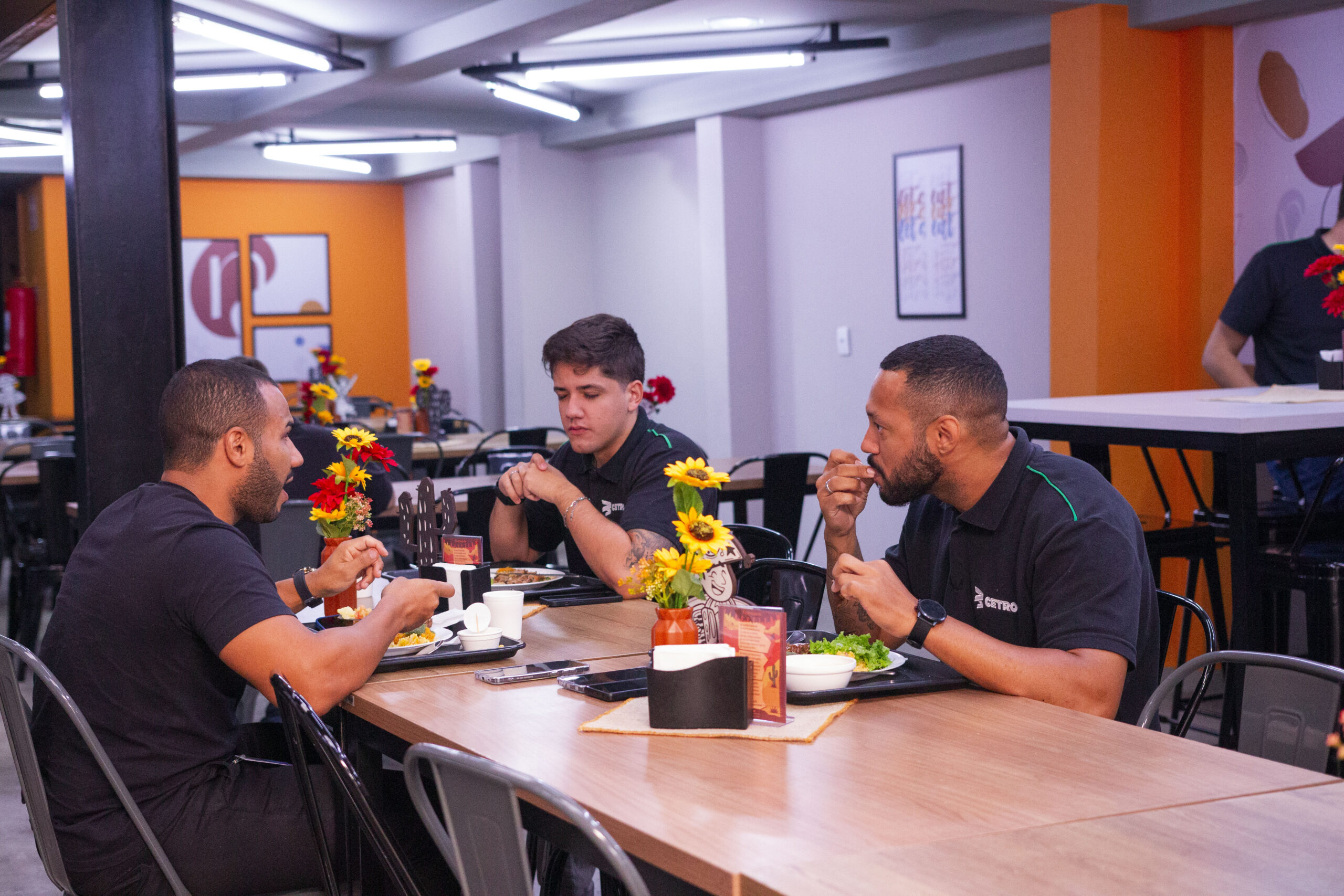 Fotografias das decorações, das mesas postas no Restaurante Cetro e dos colaboradores se servindo com os pratos nordestinos.