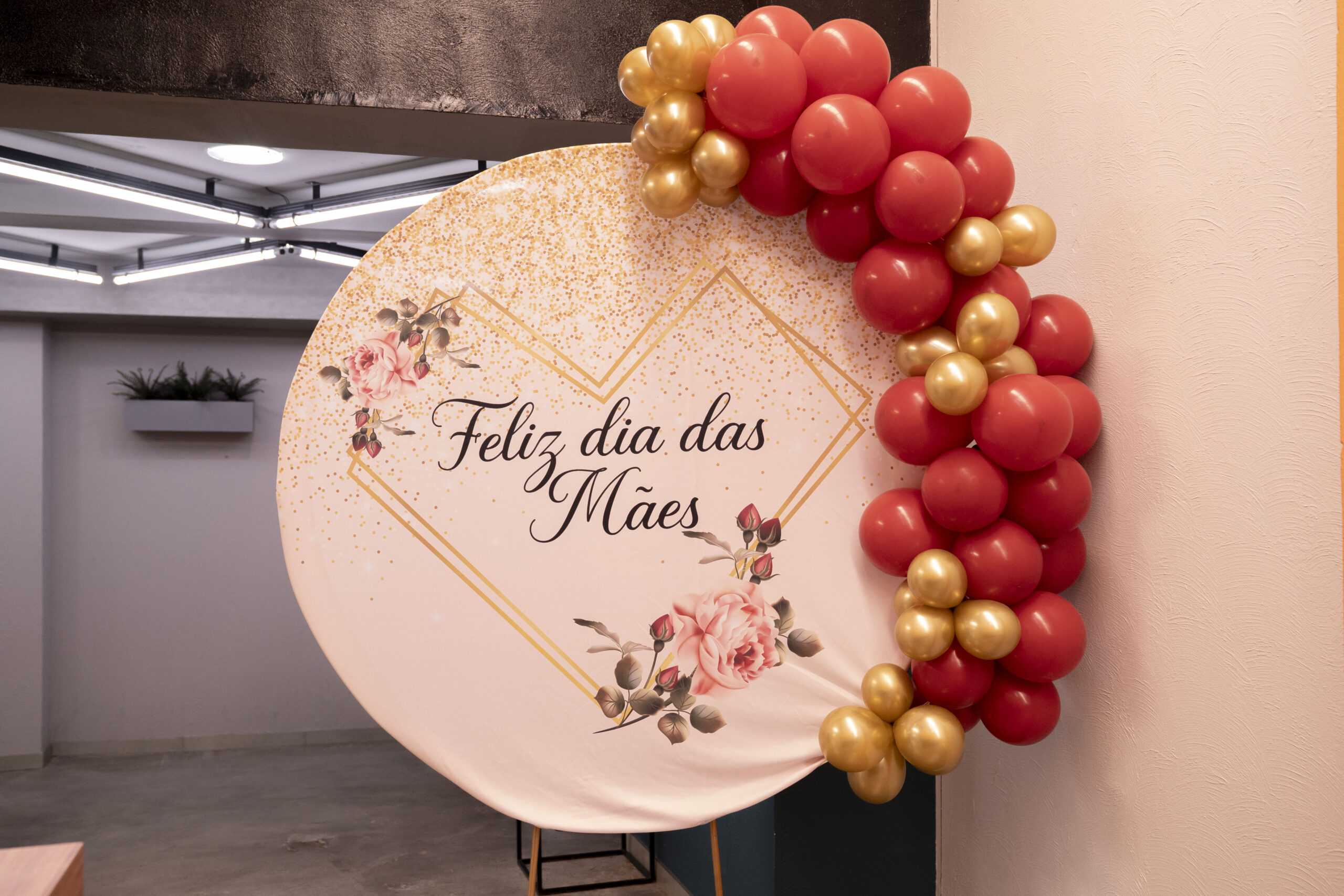 Fotografias da decoração do almoço temático de Dia das Mães, dos pratos e dos colaboradores se servindo no Restaurante Cetro.